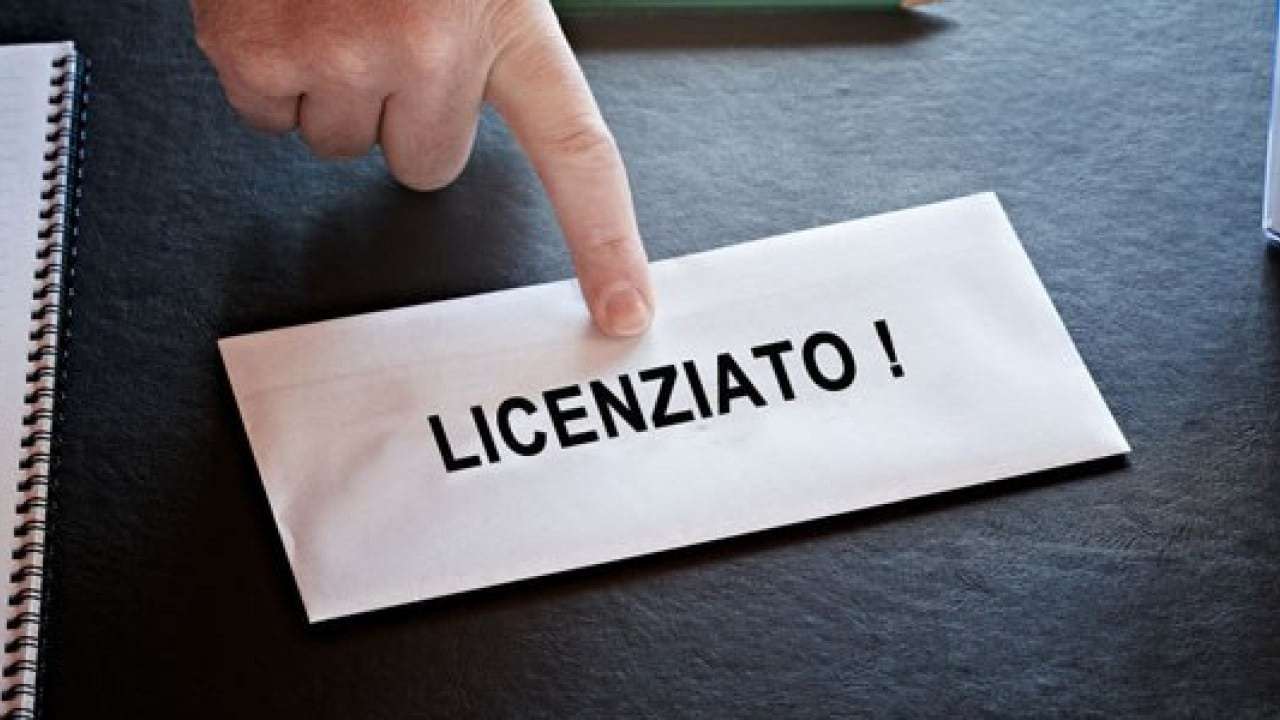 Lettera con scritto "Licenziato"