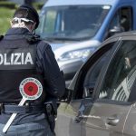 Multa Posto di blocco, agente di schiena e veicolo fermo