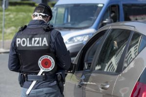 Multa Posto di blocco, agente di schiena e veicolo fermo