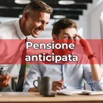 Ragazzi lavoratori che esultano davanti al pc e scritta "pensione anticipata"