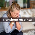 Donna disperata e scritta "pensione respinta"