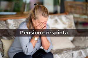 Donna disperata e scritta "pensione respinta"