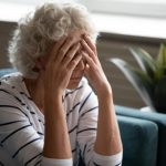 Donna disperata perché le è stata tolta la pensione di invalidità