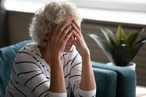 Donna disperata perché le è stata tolta la pensione di invalidità