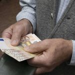 over 80 con in mano banconote euro: pensionato