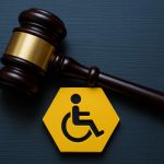 Martello giudice e simbolo disabile: legge 104