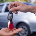 Padre che dà le chiavi dell'auto al figlio