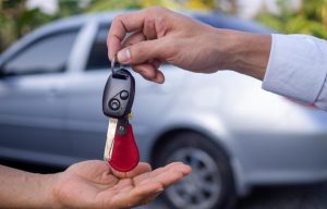Padre che dà le chiavi dell'auto al figlio
