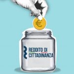 Illustrazione mano che mette una moneta euro dentro ad un barattolo con critto Reddito di Cittadinanza