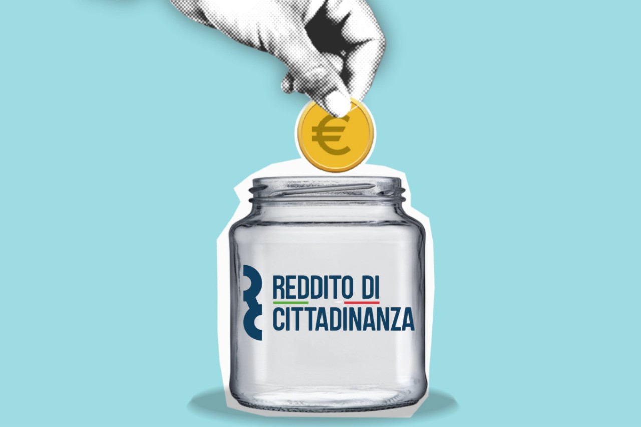 Illustrazione mano che mette una moneta euro dentro ad un barattolo con critto Reddito di Cittadinanza