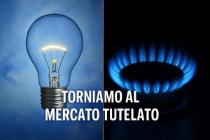 Collage lampadina e fornello acceso con scritta "torniamo al mercato tutelato" in sovraimpressione