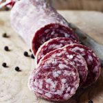 Salame artigianale su tagliere