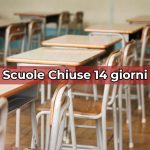 Banchi di una classe e la scritta "scuole chiuse 14 giorni"