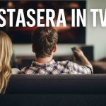 Due persone che guardano la tv e la scritta "stasera in tv"