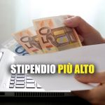 Busta con delle banconote dentro e scritta "stipendio più alto"