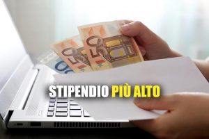 Busta con delle banconote dentro e scritta "stipendio più alto"