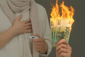 Persona malata con sciarpa e termometro sullo sfondo e primo piano con banconote da 100€ che vanno a fuoco: illustrazione della decurtazione dello stipendio durante i giorni di malattia