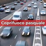 Strada con veicoli in movimento e scritta "coprifuoco pasquale"