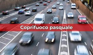 Strada con veicoli in movimento e scritta "coprifuoco pasquale"