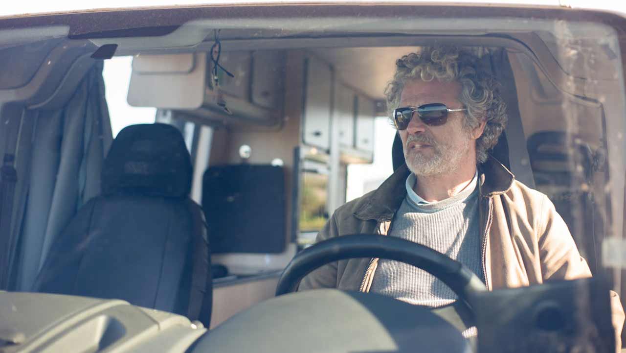 Uomo anziano alla guida