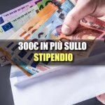 Busta paga con banconote euro e scritta "300€ in più sullo stipendio