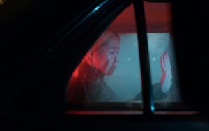 donna con la mano sul finestrino dell'auto