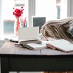 donna sulla scrivania disperata