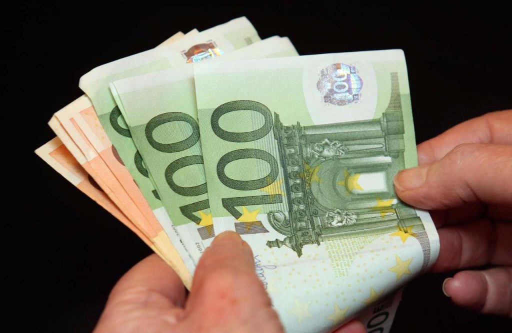 Banconote euro in mano