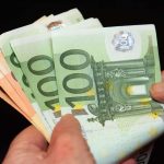 Banconote euro in mano