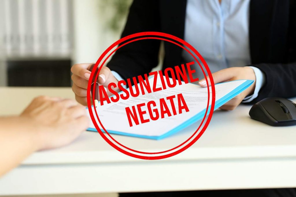 Contratto di lavoro e bollino con scritto "assunzione negata"