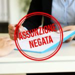 Contratto di lavoro e bollino con scritto "assunzione negata"