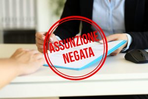 Contratto di lavoro e bollino con scritto "assunzione negata"