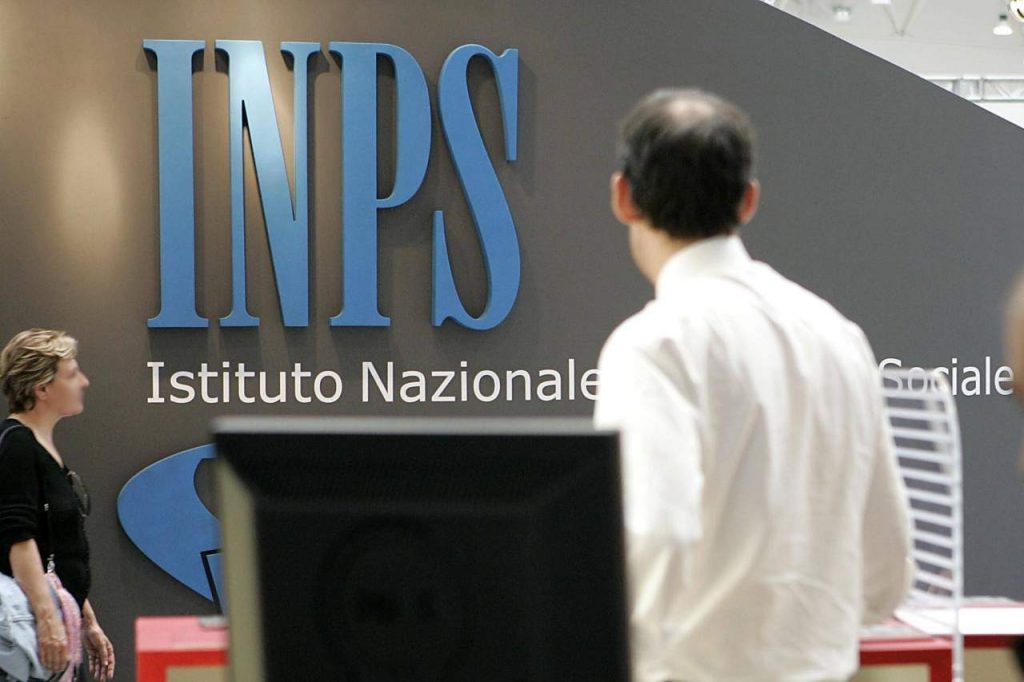 dipendente di spalle e insegna INPS ufficio