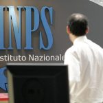 dipendente di spalle e insegna INPS ufficio