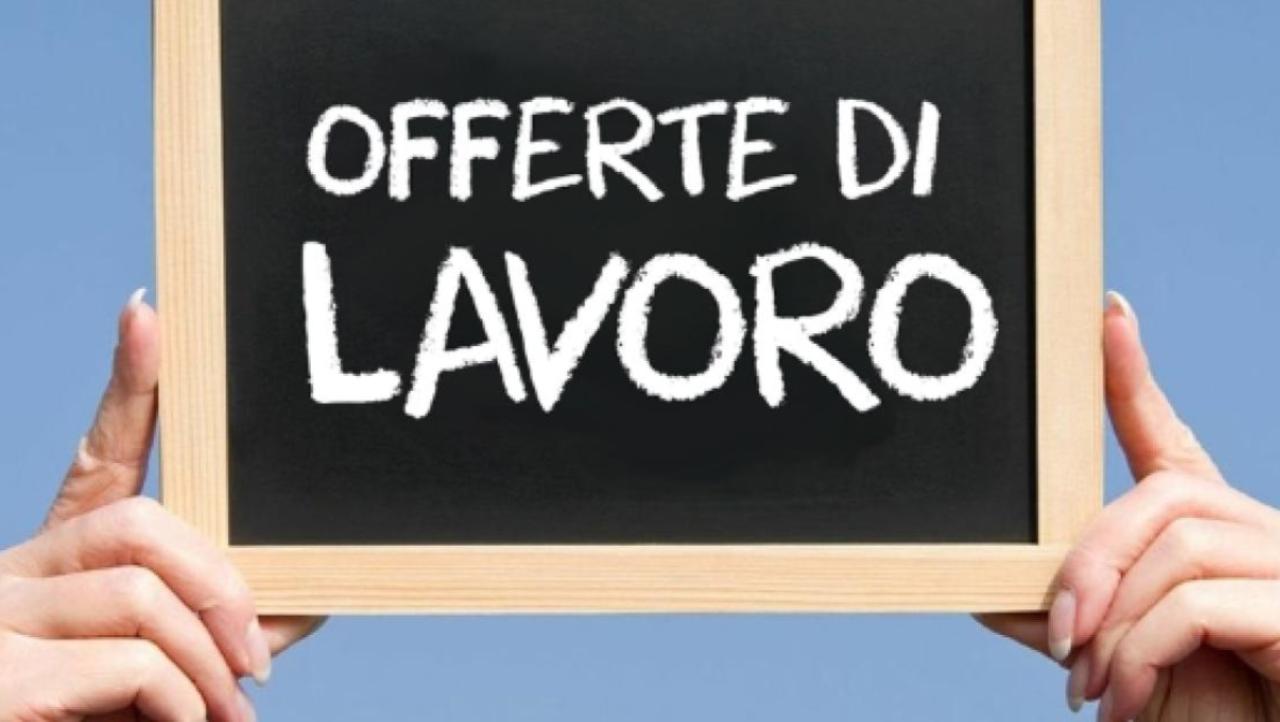 lavagna con scritto "offerte di lavoro"
