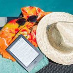 piscina, pareo, cappello ed ebook