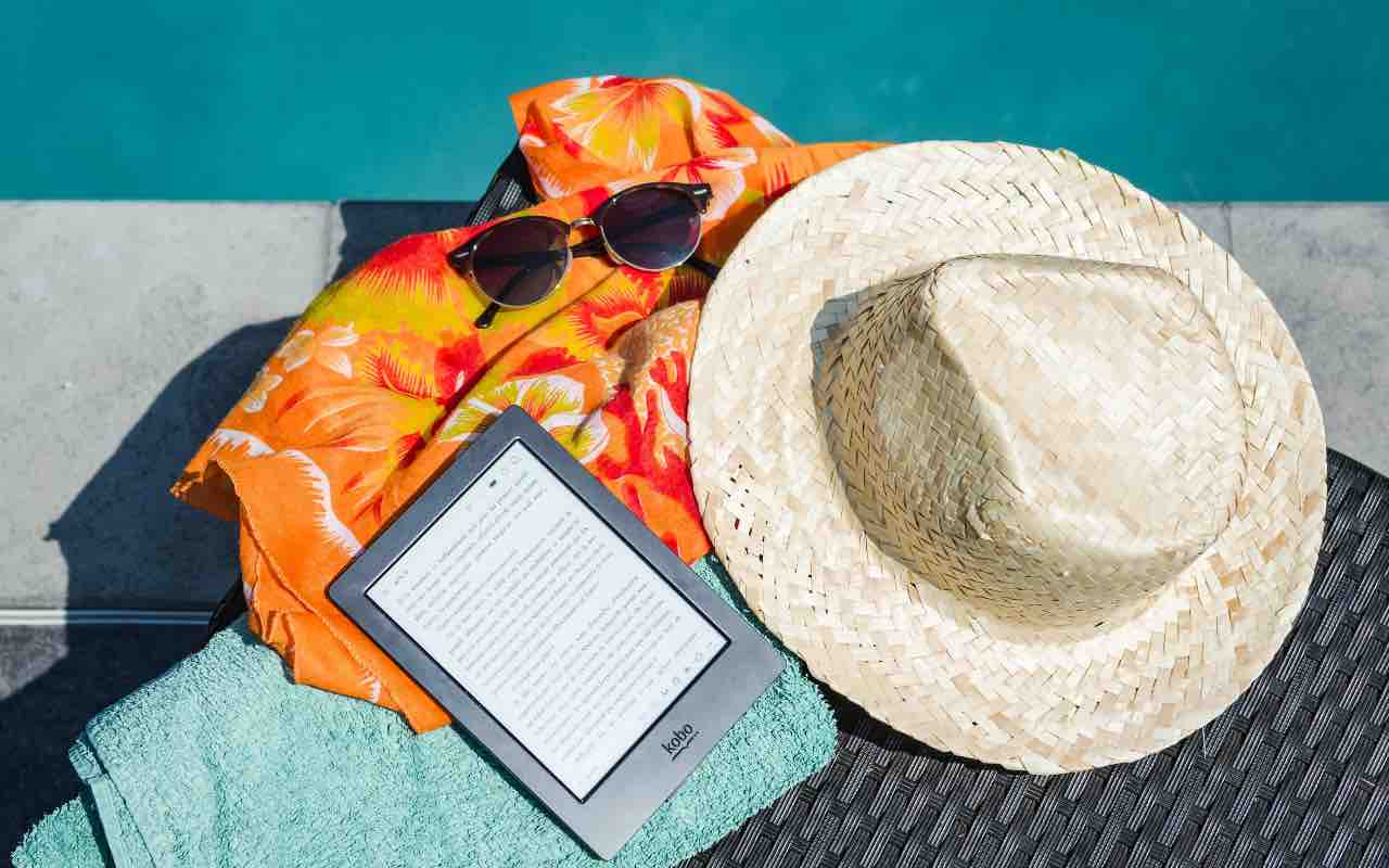 piscina, pareo, cappello ed ebook