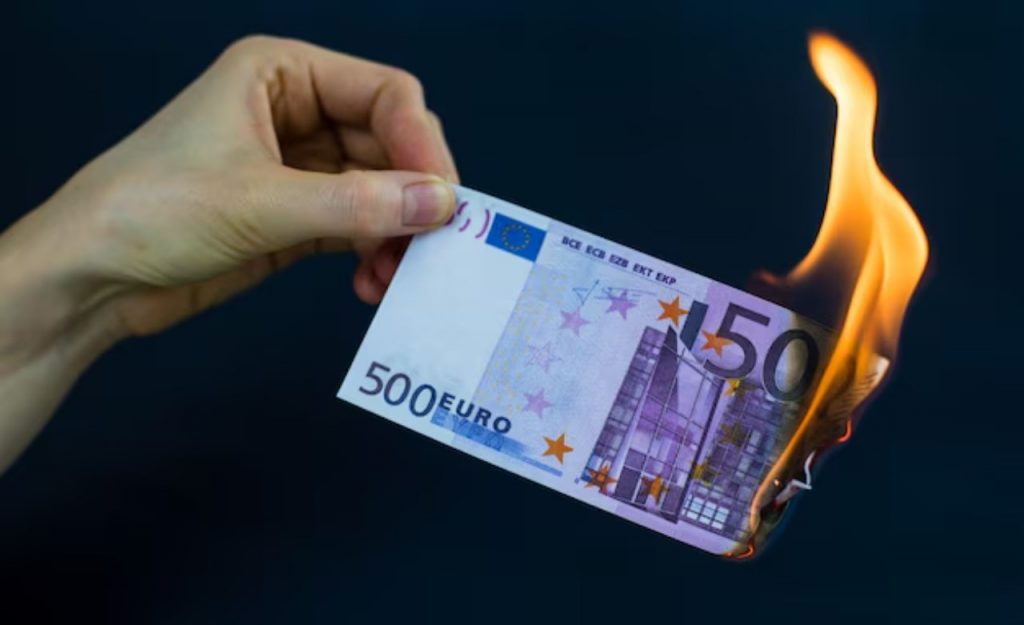 Banconota da 500€ che brucia