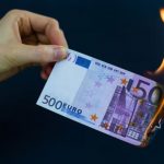 Banconota da 500€ che brucia
