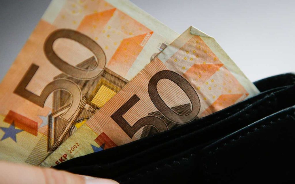 Portafoglio di un pensionato con banconote da 50€