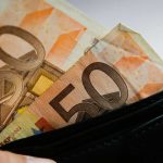 Portafoglio di un pensionato con banconote da 50€