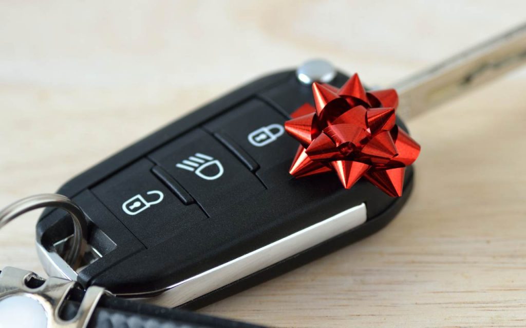 Chiavi dell'auto con un fiocco: regalo