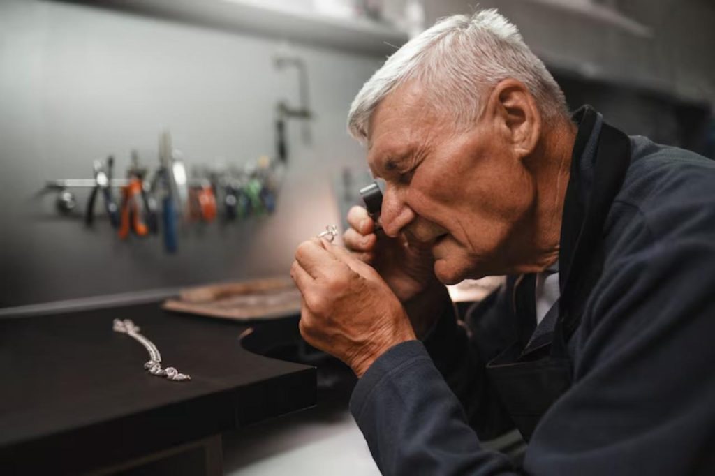 Anziano al lavoro gioielleria