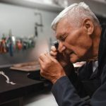 Anziano al lavoro gioielleria