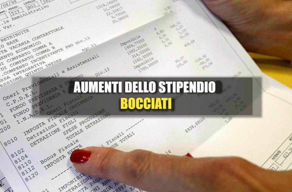 Scritta: "Bocciati gli aumenti in busta paga" su sfondo di una busta paga
