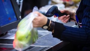 Cassiere che scansiona un'etichetta
