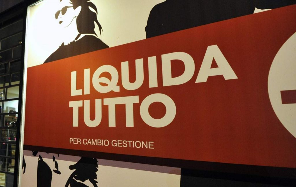 Chiusura Coin, cartello liquidazione della merce