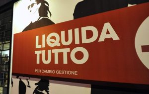 Chiusura Coin, cartello liquidazione della merce