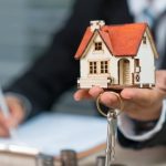 Contratto di lavoro e datore di lavoro che tiene una casetta in mano: affitto incluso nel contratto