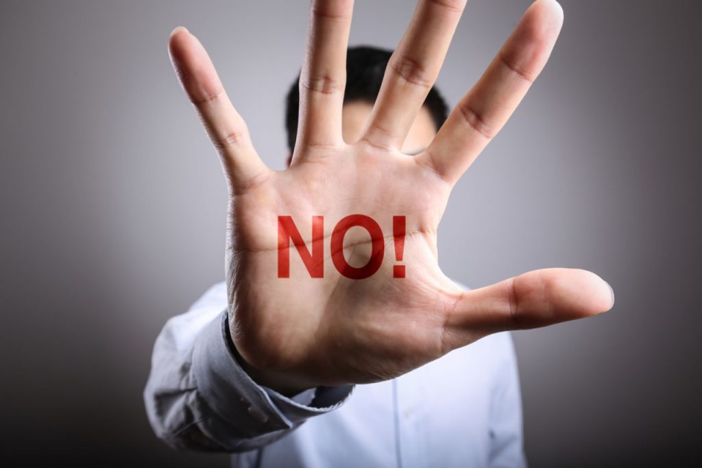 Illustrazione datore di lavoro che nega le ferie: uomo che tende una mano con scritto "No"